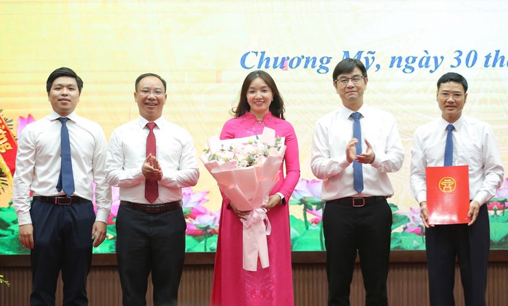 Đồng chí Trương Việt Dũng trao các quyết định cán bộ tại các xã Phú Nghĩa, Xuân Mai và phường Chương Mỹ- Ảnh 10.