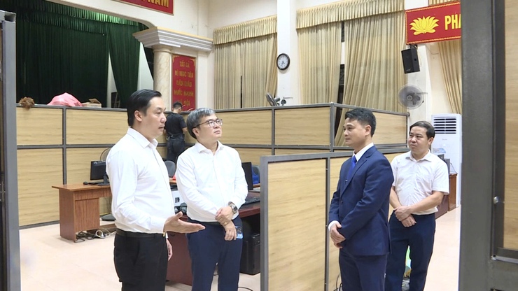 Đồng chí Trương Việt Dũng trao các quyết định cán bộ tại các xã Phú Nghĩa, Xuân Mai và phường Chương Mỹ- Ảnh 9.