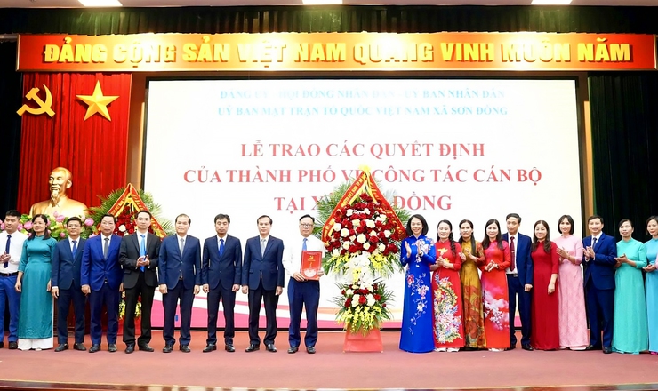 Phó Chủ tịch UBND Thành phố Vũ Thu Hà trao quyết định về công tác cán bộ tại các xã: Hoài Đức, Dương Hòa, An Khánh, Sơn Đồng- Ảnh 3.