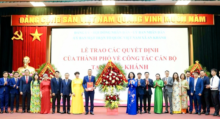 Phó Chủ tịch UBND Thành phố Vũ Thu Hà trao quyết định về công tác cán bộ tại các xã: Hoài Đức, Dương Hòa, An Khánh, Sơn Đồng- Ảnh 4.
