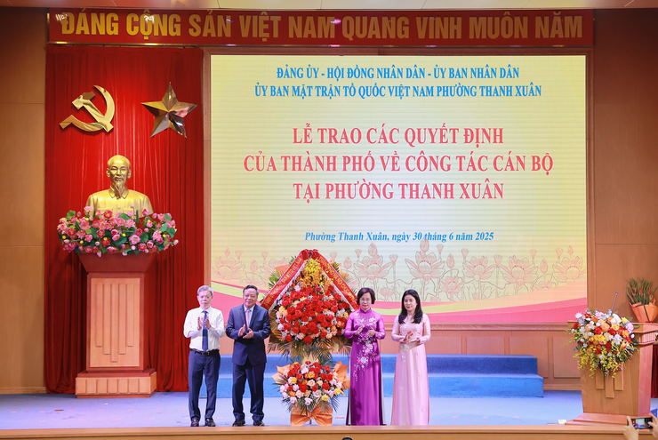 Phó Bí thư Thường trực Thành ủy Nguyễn Văn Phong trao các quyết định về công tác cán bộ tại phường Thanh Xuân- Ảnh 1.
