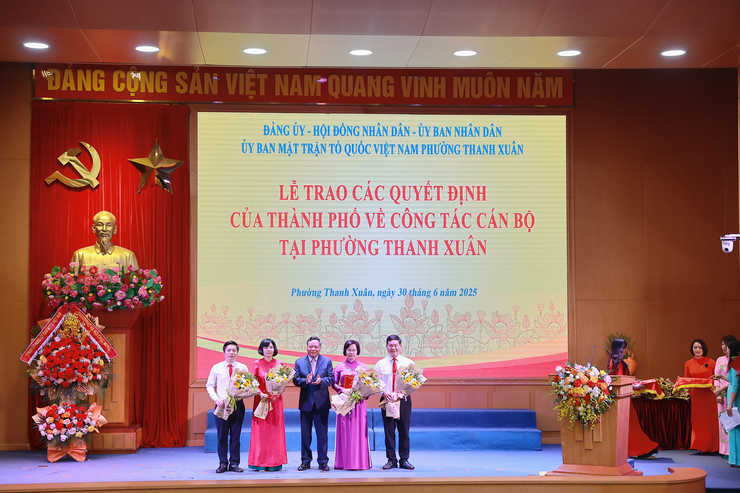 Phó Bí thư Thường trực Thành ủy Nguyễn Văn Phong trao các quyết định về công tác cán bộ tại phường Thanh Xuân- Ảnh 2.