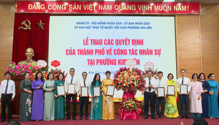 Phó Chủ tịch Thường trực UBND Thành phố Lê Hồng Sơn trao quyết định nhân sự các phường Đống Đa, Kim Liên, Ô Chợ Dừa, Văn Miếu - Quốc Tử Giám- Ảnh 2.
