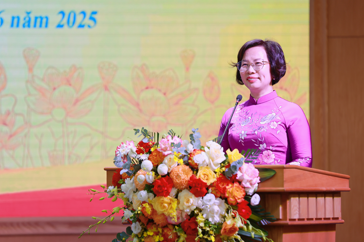 Phó Bí thư Thường trực Thành ủy Nguyễn Văn Phong trao các quyết định về công tác cán bộ tại phường Thanh Xuân- Ảnh 3.