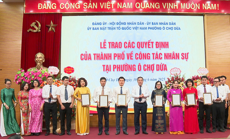 Phó Chủ tịch Thường trực UBND Thành phố Lê Hồng Sơn trao quyết định nhân sự các phường Đống Đa, Kim Liên, Ô Chợ Dừa, Văn Miếu - Quốc Tử Giám- Ảnh 1.