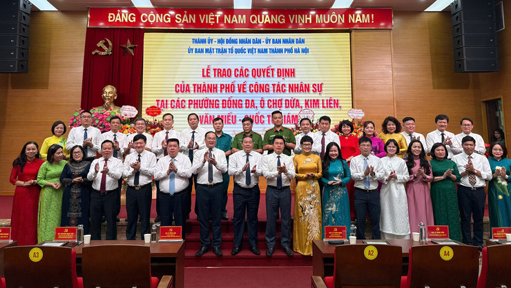Phó Chủ tịch Thường trực UBND Thành phố Lê Hồng Sơn trao quyết định nhân sự các phường Đống Đa, Kim Liên, Ô Chợ Dừa, Văn Miếu - Quốc Tử Giám- Ảnh 4.