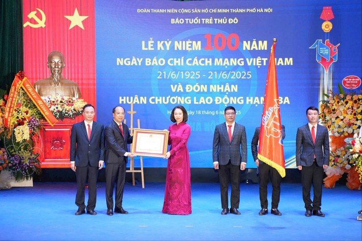 Tuoi Tre Thu Do Newspaper receives third-class labor- Ảnh 1.