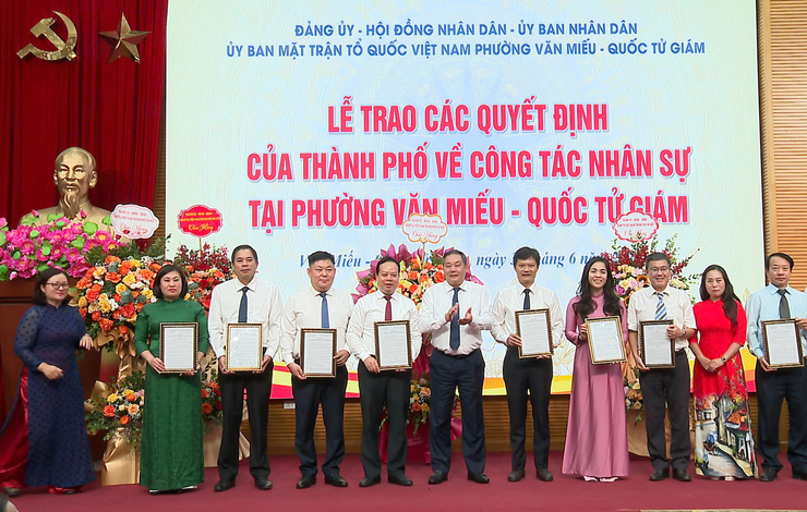 Phó Chủ tịch Thường trực UBND Thành phố Lê Hồng Sơn trao quyết định nhân sự các phường Đống Đa, Kim Liên, Ô Chợ Dừa, Văn Miếu - Quốc Tử Giám- Ảnh 3.