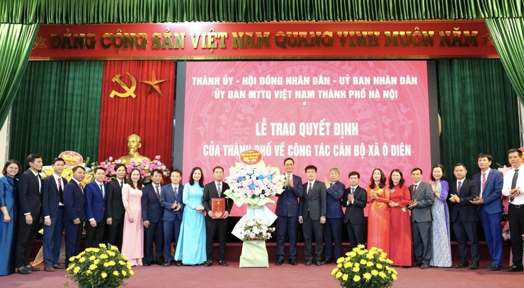 Chánh Văn phòng UBND Thành phố Lê Thanh Nam trao quyết định về công tác cán bộ tại 3 xã: Đan Phượng, Ô Diên, Liên Minh- Ảnh 2.
