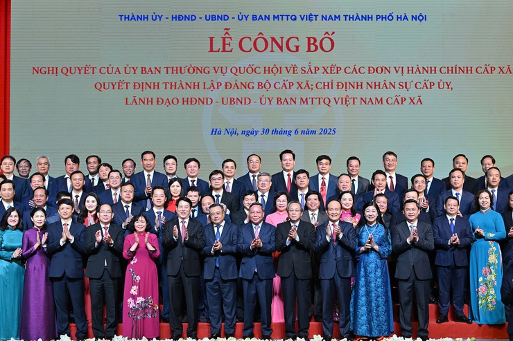 State President Luong Cuong attends launch of Hanoi two-tiered administrative system- Ảnh 2.