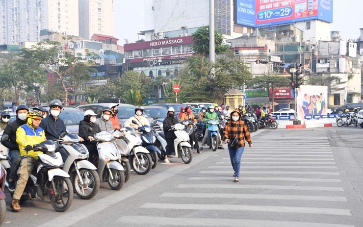 Hanoi to strengthen road safety measures and legal compliance- Ảnh 1.