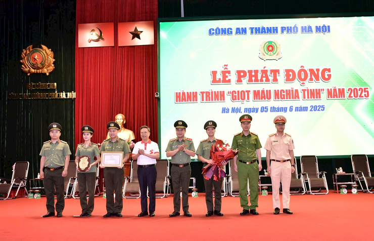 Hơn 1.000 chiến sĩ Công an Hà Nội hiến những giọt máu nghĩa tình- Ảnh 1.