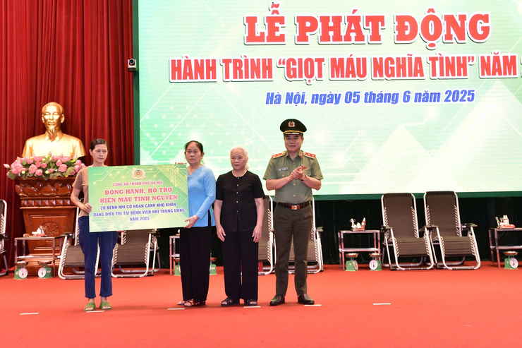 Hơn 1.000 chiến sĩ Công an Hà Nội hiến những giọt máu nghĩa tình- Ảnh 2.