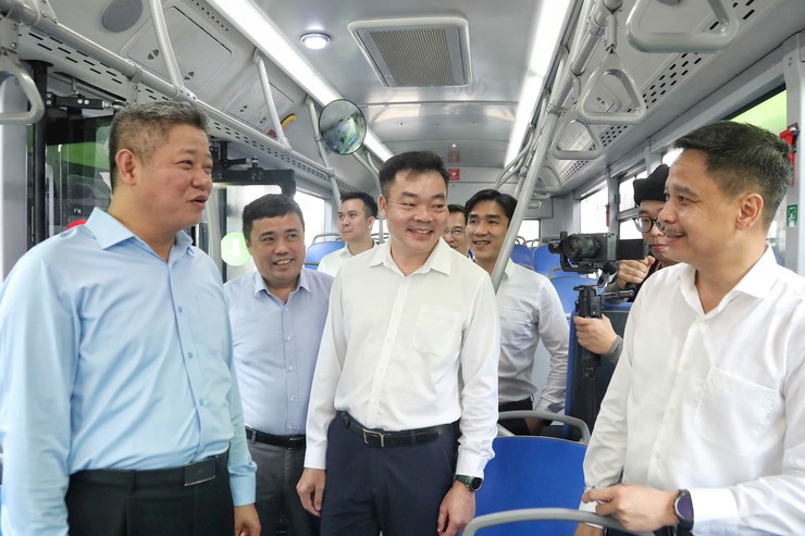 Hà Nội: Khai trương tuyến buýt điện số 43 Kim Mã - Trung tâm Triển lãm quốc gia (Đông Anh)- Ảnh 4.