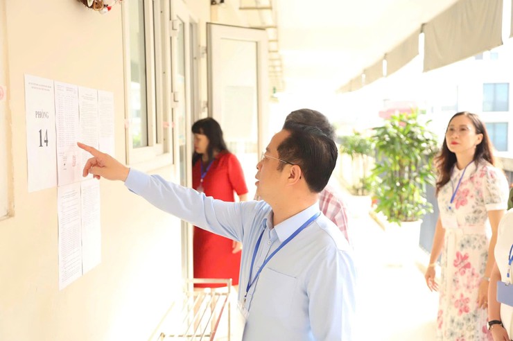 Ban Chỉ đạo thi, tuyển sinh thành phố Hà Nội động viên cán bộ coi thi, thí sinh tại điểm thi vào lớp 10 THPT- Ảnh 2.