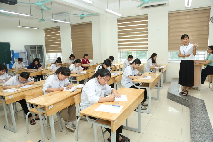 Ngày đầu kỳ thi vào lớp 10 THPT tại Hà Nội diễn ra an toàn, nghiêm túc- Ảnh 3.