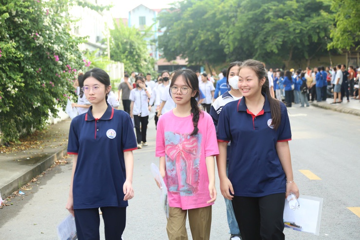 Ngày đầu kỳ thi vào lớp 10 THPT tại Hà Nội diễn ra an toàn, nghiêm túc- Ảnh 2.