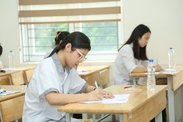Ngày đầu kỳ thi vào lớp 10 THPT tại Hà Nội diễn ra an toàn, nghiêm túc- Ảnh 4.