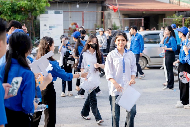 Ngày đầu kỳ thi vào lớp 10 THPT tại Hà Nội diễn ra an toàn, nghiêm túc- Ảnh 5.