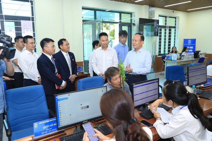 Chủ tịch HĐND Thành phố Nguyễn Ngọc Tuấn kiểm tra công tác vận hành, ngày đầu mô hình chính quyền địa phương hai cấp tại xã Phú Xuyên- Ảnh 3.