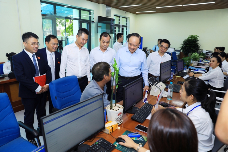 Chủ tịch HĐND Thành phố Nguyễn Ngọc Tuấn kiểm tra công tác vận hành, ngày đầu mô hình chính quyền địa phương hai cấp tại xã Phú Xuyên- Ảnh 1.