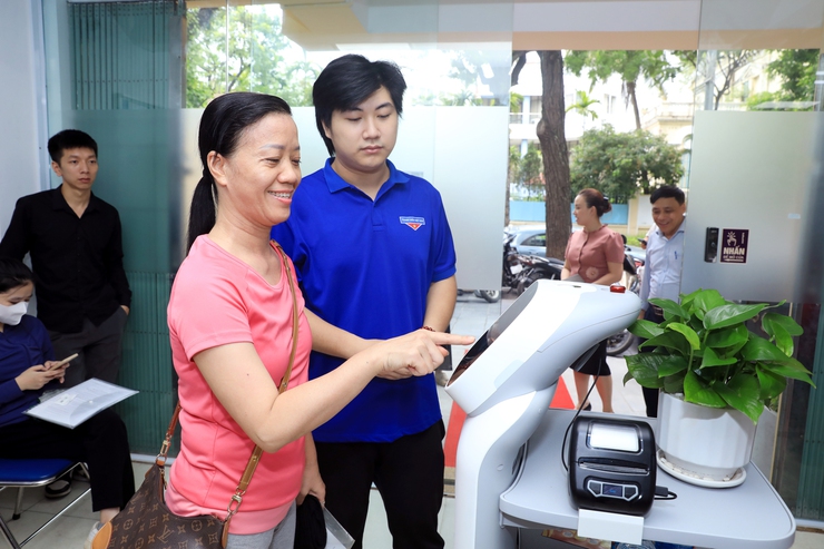 Chuyển đổi số từ cơ sở: Phường Cửa Nam tiên phong ứng dụng robot vào cải cách hành chính- Ảnh 1.
