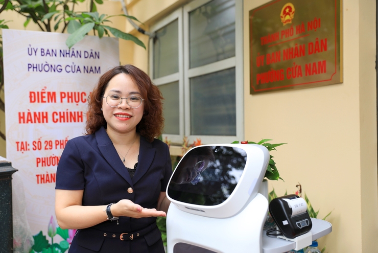 Chuyển đổi số từ cơ sở: Phường Cửa Nam tiên phong ứng dụng robot vào cải cách hành chính- Ảnh 2.