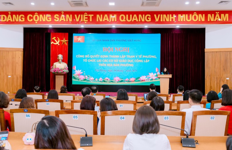 Phường Việt Hưng công bố các quyết định thành lập trạm y tế, tổ chức lại các cơ sở giáo dục công lập- Ảnh 1.