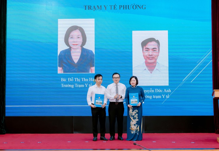 Phường Việt Hưng công bố các quyết định thành lập trạm y tế, tổ chức lại các cơ sở giáo dục công lập- Ảnh 2.