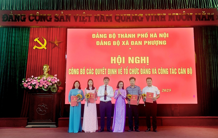 Xã Đan Phượng công bố các Quyết định về tổ chức Đảng và công tác cán bộ- Ảnh 1.