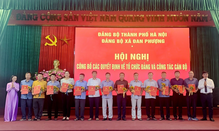 Xã Đan Phượng công bố các Quyết định về tổ chức Đảng và công tác cán bộ- Ảnh 2.
