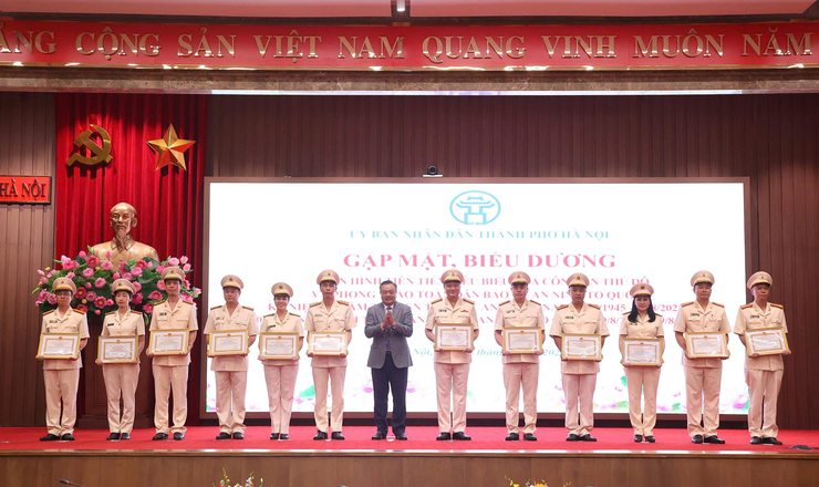 Hà Nội gặp mặt, biểu dương 250 gương điển hình tiên tiến Công an Thủ đô- Ảnh 3.