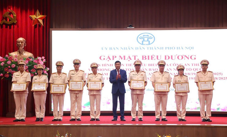 Hà Nội gặp mặt, biểu dương 250 gương điển hình tiên tiến Công an Thủ đô- Ảnh 4.