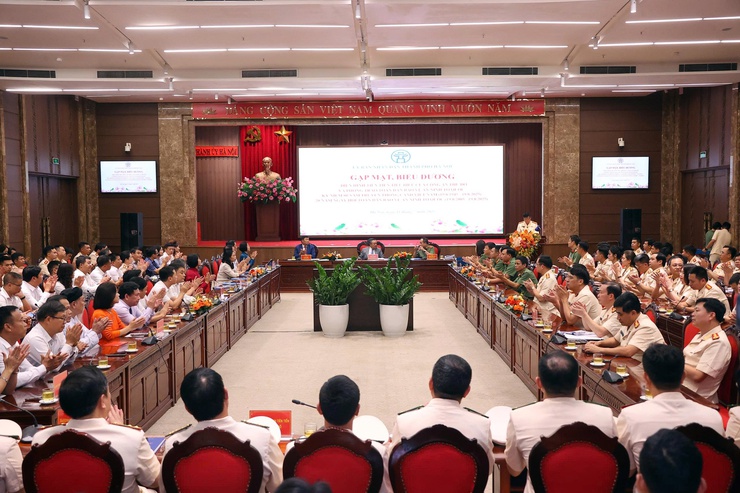Hà Nội gặp mặt, biểu dương 250 gương điển hình tiên tiến Công an Thủ đô- Ảnh 1.