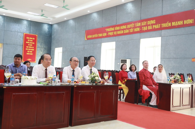 Phường Vĩnh Hưng: Trao Giấy chứng nhận kết hôn có yếu tố nước ngoài- Ảnh 1.