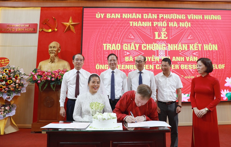 Phường Vĩnh Hưng: Trao Giấy chứng nhận kết hôn có yếu tố nước ngoài- Ảnh 2.
