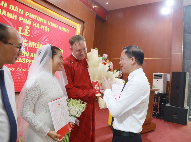 Phường Vĩnh Hưng: Trao Giấy chứng nhận kết hôn có yếu tố nước ngoài- Ảnh 5.