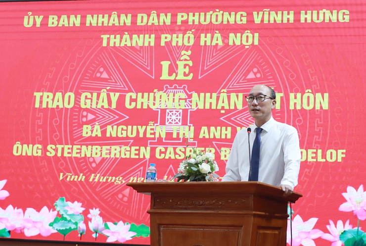 Phường Vĩnh Hưng: Trao Giấy chứng nhận kết hôn có yếu tố nước ngoài- Ảnh 3.