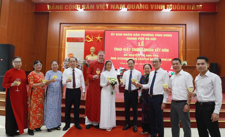 Phường Vĩnh Hưng: Trao Giấy chứng nhận kết hôn có yếu tố nước ngoài- Ảnh 6.