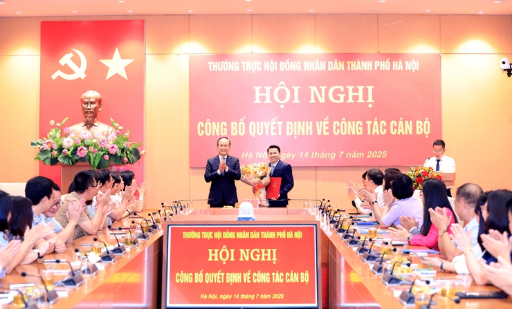 Công bố các quyết định và nghị quyết về công tác cán bộ của HĐND Thành phố- Ảnh 2.