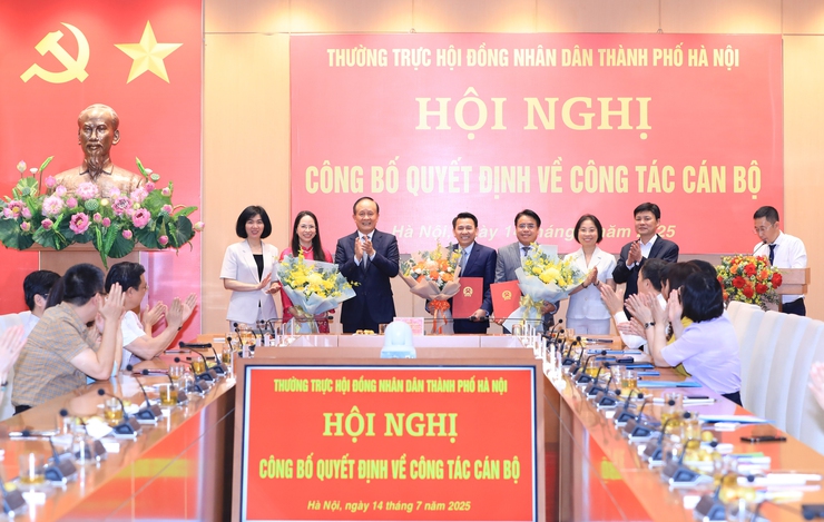Công bố các quyết định và nghị quyết về công tác cán bộ của HĐND Thành phố- Ảnh 1.