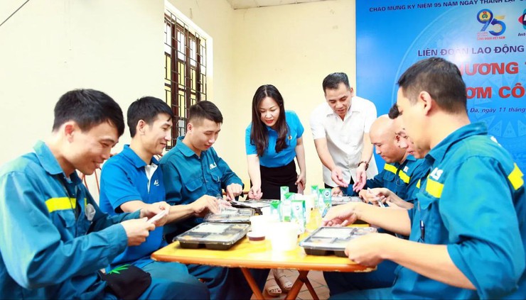 "Bữa cơm Công đoàn" - Chăm lo thiết thực, lan tỏa yêu thương tới người lao động Thủ đô- Ảnh 1.