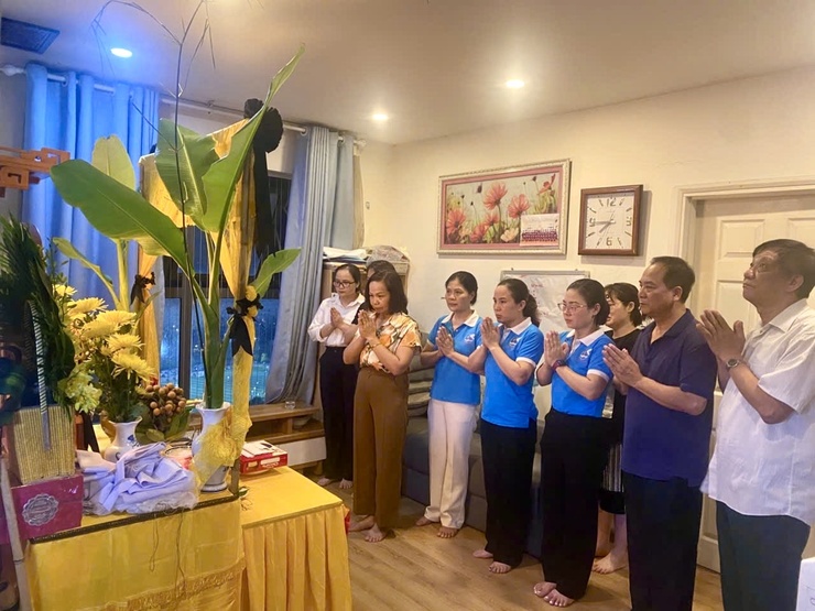 Lãnh đạo phường Dương Nội thăm hỏi, tặng quà nạn nhân trong vụ tai nạn giao thông tối 16/7- Ảnh 1.