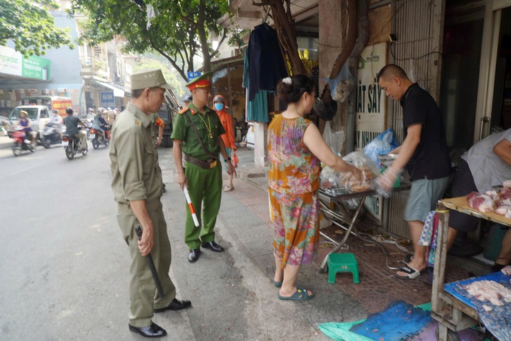 Phường Long Biên ra quân đảm bảo an ninh trật tự, an toàn giao thông và vệ sinh môi trường- Ảnh 3.
