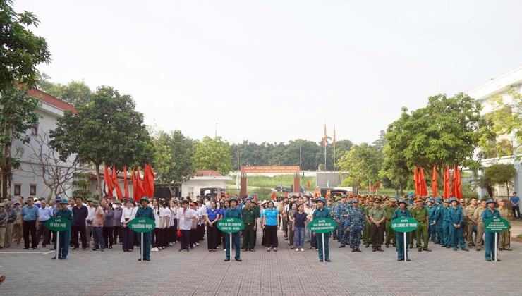 Phường Long Biên ra quân đảm bảo an ninh trật tự, an toàn giao thông và vệ sinh môi trường- Ảnh 1.