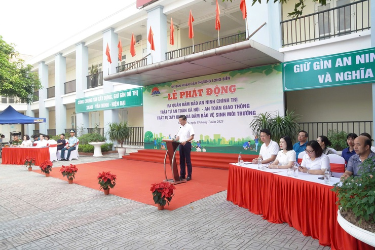 Phường Long Biên ra quân đảm bảo an ninh trật tự, an toàn giao thông và vệ sinh môi trường- Ảnh 2.