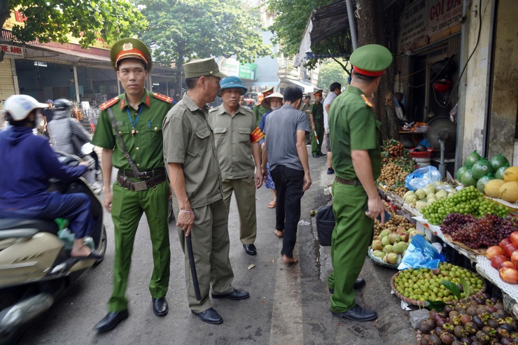Phường Long Biên ra quân đảm bảo an ninh trật tự, an toàn giao thông và vệ sinh môi trường- Ảnh 4.