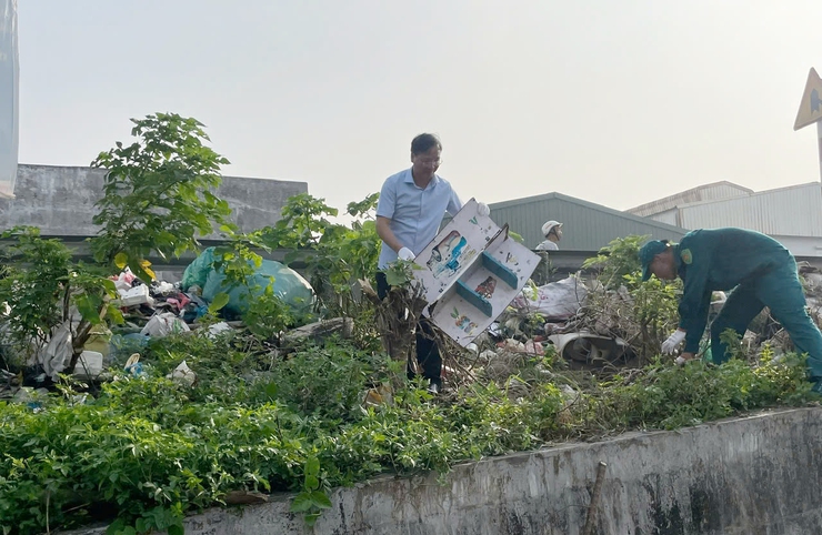 Phường Vĩnh Hưng: Thu dọn 100 tấn rác thải trong ngày đầu ra quân- Ảnh 1.
