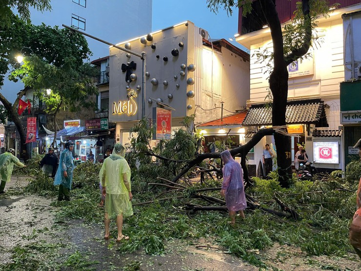 Theo dõi chặt chẽ, kịp thời ứng phó với mọi tình huống của bão số 3- Ảnh 1.