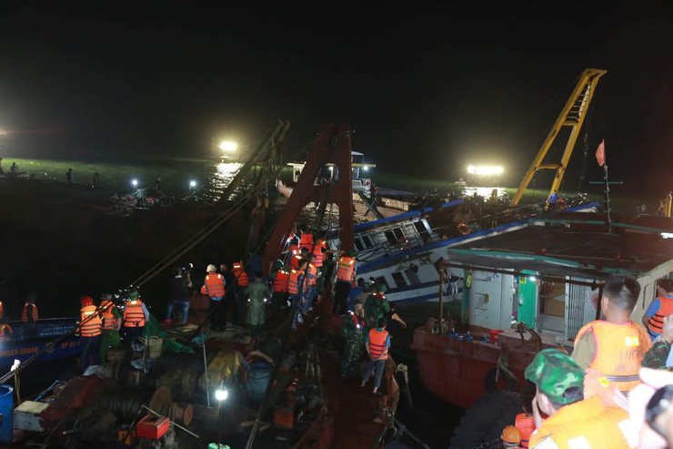 Thủ tướng yêu cầu huy động mọi nguồn lực tìm kiếm các nạn nhân vụ lật tàu trước khi bão số 3 về- Ảnh 1.